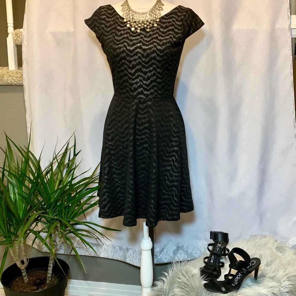 Adorable bare back Snap dress 💕